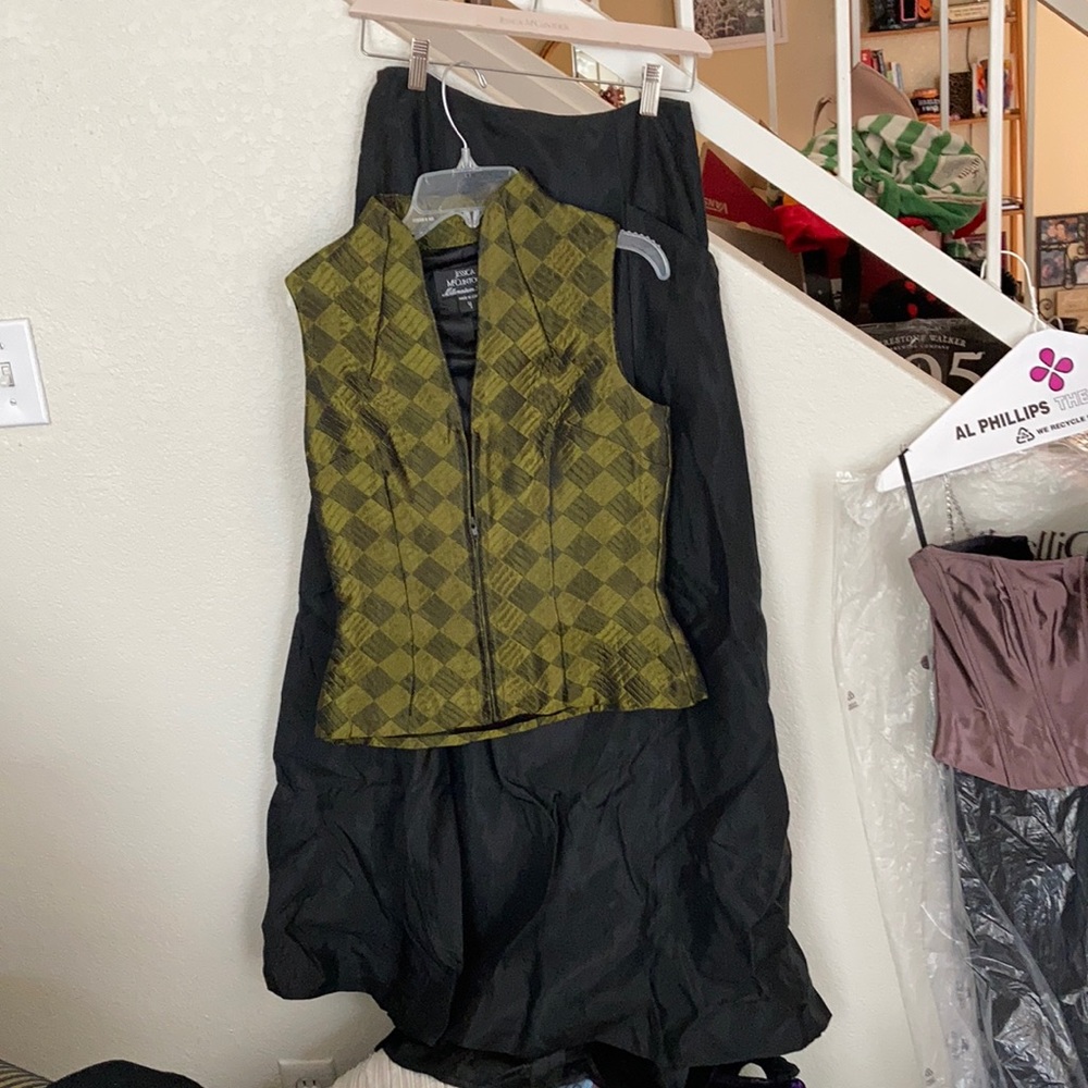 Size 4 corset size 6 skirt shall-one size fits all.